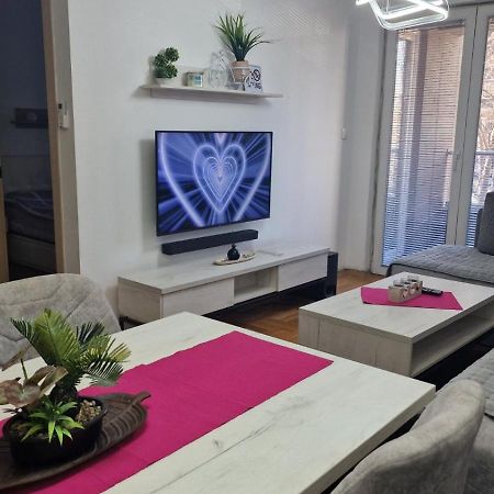 Stylish Violet & Modern Apartment Skopje Buitenkant foto