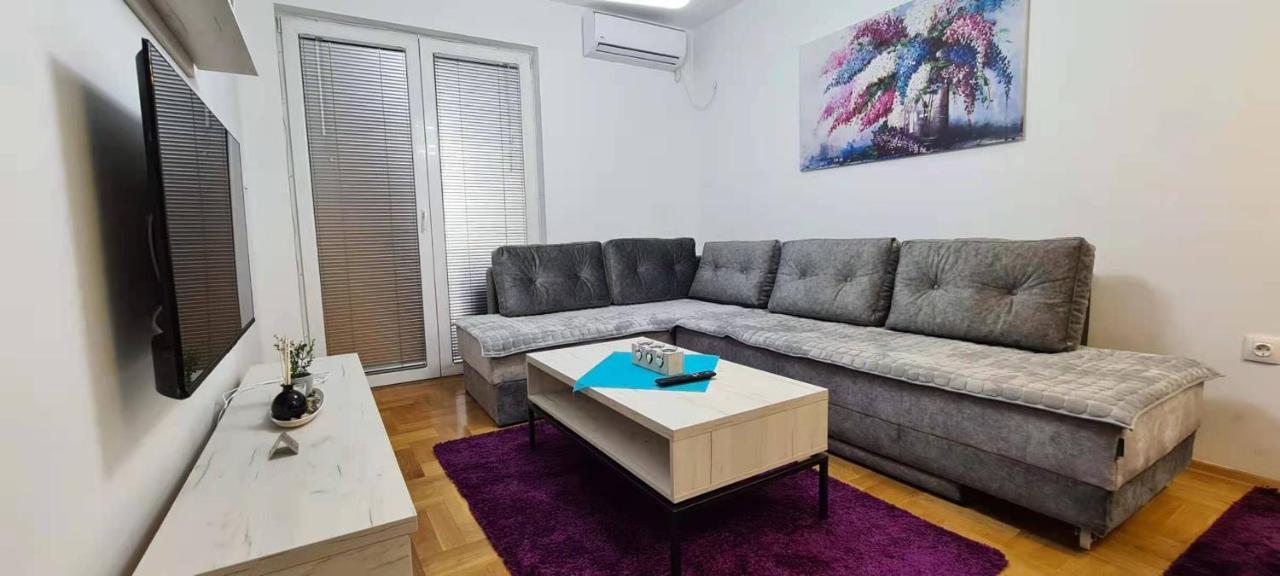 Stylish Violet & Modern Apartment Skopje Buitenkant foto