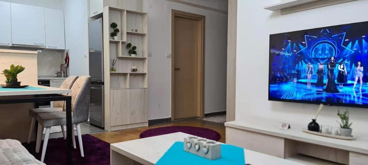 Stylish Violet & Modern Apartment Skopje Buitenkant foto