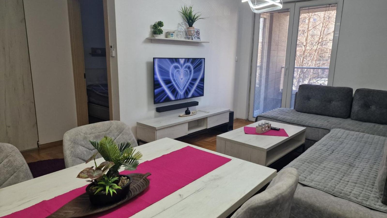 Stylish Violet & Modern Apartment Skopje Buitenkant foto